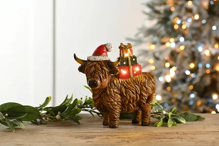22cm bo lit polyresin highland cow with parcels