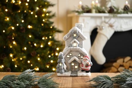 24Cm Bo Lit Grey/White House With Red Santa