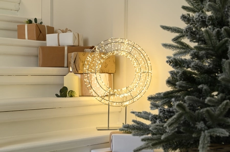 45Cm Dewdrop Wreath On Stand - 720 Warm White Led